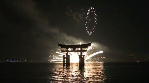 宮島水中花火大会 広島県廿日市市 って半日前からカメラマンが待機しているらしい 17 8 26 心残景色