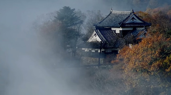 雲海の中にたたずむ備中松山城 岡山県高梁市 が幻想的 心残景色