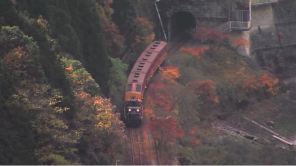 嵯峨野トロッコ列車 京都府京都市 から見る紅葉は やはり美しい 心残景色
