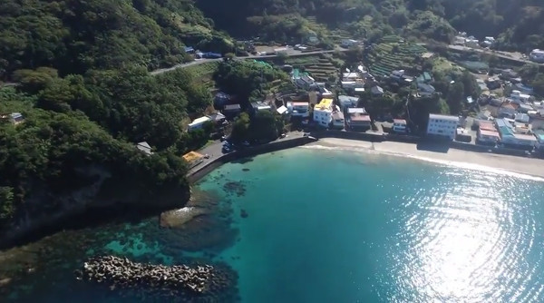 西伊豆の中でも透明度が高いと評判の岩地海水浴場 静岡県松崎町 心残景色