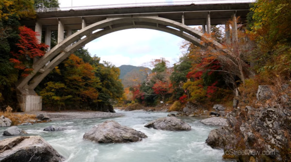 御岳渓谷 東京都青梅市 の紅葉なら 玉堂美術館の大イチョウを見逃したくない 心残景色