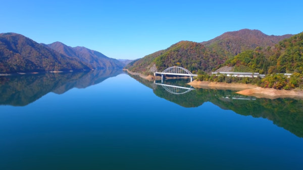 九頭竜湖 福井県大野市 の紅葉を楽しむなら 夢のかけはし から見たいね 心残景色