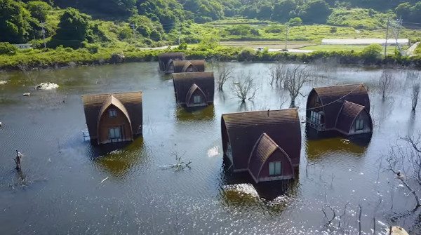 牛窓の水没ペンション村 岡山県瀬戸内市牛窓町 が何とも言えずわびさび 心残景色